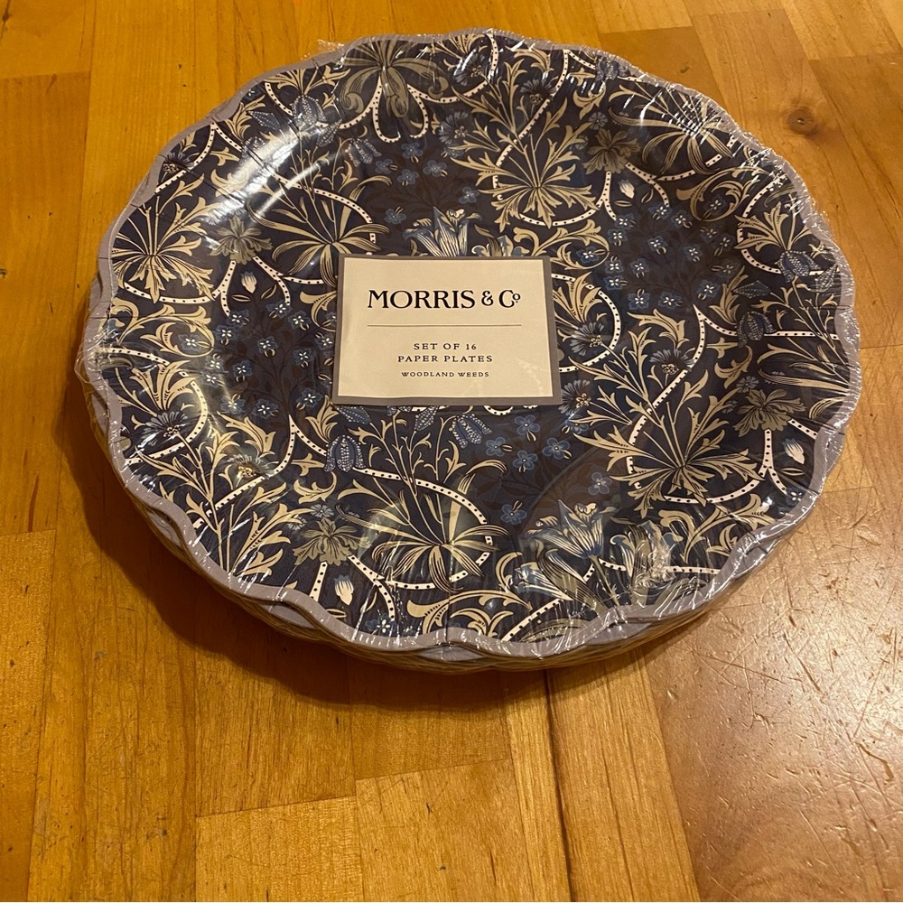 Morris & Co. Floral scalloped edge Paper Plates - Blue woodland weeds